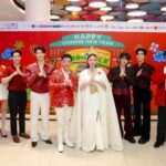 โรบินสันไลฟ์สไตล์  ต้อนรับตรุษจีนปีมะเส็ง ในงาน “Happy Chinese New Year 2025” เชิญ แอฟ-ทักษอร เผยโฉมงามสง่าดั่งราชินีมังกรขาว สัญลักษณ์แห่งความโชคดี พร้อมเครื่องประดับเพชรและอัญมณีล้ำค่า รวมกว่า 109 ล้านบาท