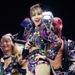 ลิซ่า สะกดทุกสายตาบนเวที Coachella ในลุคคัสตอมจากคริสตัลสวารอฟสกี้