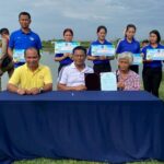 เกษตรกรสมุทรสงครามปล่อยปลากะพงขาวกำจัดปลาหมอคางดำในบ่อเลี้ยงหอยแครง     บริษัท เจริญโภคภัณฑ์อาหาร จำกัด (มหาชน) หรือ ซีพีเอฟ สนับสนุนประมงสมุทรสงครามคิกออฟโครงการ “กองทุนปลากะพง” เป็นแนวทางช่วยเกษตรกรเพาะเลี้ยงสัตว์น้ำกำจัดปลาหมอคางดำในบ่อเพาะเลี้ยงสัตว์น้ำ ด้านประมงสมุทรสงครามย้ำการใช้ประโยชน์จากปลาหมอคางดำช่วยลดจำนวนประชากรปลาหมอคางดำได้  พร้อมเดินหน้าเปิดรับซื้อปลาหมอคางดำเพื่อทำน้ำหมักชีวภาพเพิ่มอีก 5 หมื่นกิโลกรัม(ก.ก.)    เกษตรกรเพาะเลี้ยงสัตว์น้ำในหมู่ 4 ต.ยี่สาร อ.อัมพวา จ.สมุทรสงคราม ได้ร่วมลงนามบันทึกความเข้าใจกับประมงจ.สมุทรสงคราม และซีพีเอฟ รับมอบลูกพันธุ์ปลากะพงขาว ภายใต้โครงการกองทุนปลากะพง ความร่วมมือระหว่างรัฐ-เอกชน-เกษตรกรในการควบคุมการแพร่ระบาดปลาหมอคางดำ เกษตรกรนำปลากะพงขาวไปเลี้ยงในบ่อเลี้ยงสัตว์น้ำให้ทำหน้าที่เป็นปลานักล่าปลาหมอคางดำในบ่อ ช่วยให้เกษตรกรผู้เพาะเลี้ยงกุ้ง ปู และหอยแครง ในระบบกึ่งธรรมชาติลดค่าใช้จ่ายในการกำจัดปลาหมอคางดำ และเพิ่มผลผลิตอย่างมีเสถียรภาพ เสริมสร้างความมั่นคงในอาชีพ  คุณกิตติพิชญ์ ตุ้มน้อย เกษตรกรเลี้ยงหอยแครง เล่าว่า เกษตรกรเพาะเลี้ยงสัตว์น้ำในพื้นที่สมุทรสงครามได้ปรับตัวเพื่อลดผลกระทบจากปลาหมอคางดำ โดยการอนุบาลเลี้ยงลูกพันธุ์สัตว์น้ำในพื้นที่ล้อมอวนไว้ รอจนหอยแครงโตจึงปล่อยเลี้ยงในบ่อใหญ่ สำหรับการจัดตั้งกองทุนปลากะพงขาวเป็นทางออกที่ดี เพราะเป็นปลานักล่าช่วยควบคุมประชากรปลาหมอคางดำในบ่อเลี้ยงสัตว์น้ำให้ลดลงอย่างเป็นรูปธรรม ช่วยเกษตรกรลดต้นทุนในการซื้อพันธุ์ปลานักล่าคุณภาพดี ที่สำคัญปลากะพงขาวเป็นปลาเศรษฐกิจที่เกษตรกรจับขึ้นมาจำหน่ายได้เมื่อปลาโตเต็มวัยแล้วอีกด้วย   คุณวิรัตน สนิทมัจโร ประมงจ.สมุทรสงคราม กล่าวว่า “กองทุนปลากะพง” เป็นอีกหนึ่งความร่วมมือระหว่าง ซีพีเอฟ กับจ.สมุทรสงคราม  โดยซีพีเอฟมอบลูกพันธุ์ปลากะพงขาว ให้ประมงจังหวัดจำนวน 10,000 ตัว เพื่อส่งมอบให้เกษตรกร ซึ่งเป็นการช่วยเหลือเกษตรกรต่อยอดจากโครงการ “สิบหยิบหนึ่ง” ที่ประมงสมุทรสงครามได้ช่วยเหลือปลากะพงและปลานักล่าแก่เกษตรกรกำจัดปลาหมอคางดำในบ่อ ส่วนความยั่งยืนของกองทุน  ประมงจะขอความร่วมมือจากเกษตรกรคืนเป็นรายได้จากการจำหน่ายปลากะพง เพื่อสมทบทุนในการซื้อลูกพันธุ์ปลากะพงสำหรับนำไปแจกจ่ายให้เกษตรกรรายอื่นๆ หรือนำไปปล่อยในแหล่งน้ำธรรมชาติต่อไป    สำหรับสถานการณ์ปลาหมอคางดำในพื้นที่สมุทรสงคราม มีแนวโน้มที่ดีขึ้น ความหนาแน่นของปลาหมอคางดำในแหล่งน้ำธรรมชาติ อยู่ในระดับต่ำกว่า 10 ตัวต่อ 100 ตารางเมตร เป็นผลจากการบูรณาการความร่วมมือของภาครัฐ เอกชน และชุมชนในการดำเนินงานเชิงรุกอย่างจริงจัง ส่วนของบ่อเลี้ยงสัตว์น้ำของเกษตรกรจำนวนปลาหมอคางดำลดลงอย่างมากจากมาตรการรับซื้อที่เป็นความร่วมมือกับการยางแห่งประเทศไทย และกรมพัฒนาที่ดิน ขณะเดียวกัน และประมงยังดำเนินโครงการกองทุนปลากะพงควบคู่กับมาตรการอื่นๆ อย่างเป็นระบบ โดยเฉพาะ กิจกรรมลงแขกลงคลองที่ดำเนินการอย่างต่อเนื่อง รวมถึงการส่งเสริมให้นำปลาหมอคางดำไปใช้ประโยชน์ ทั้งการนำไปแปรรูปเป็นอาหาร และการทำน้ำหมักชีวภาพ    ทั้งนี้ประมงสมุทรสงครามเตรียมเปิดรับซื้อปลาหมอคางดำจากเกษตรกรและประมงอีก 50,000 ก.ก. ส่งต่อให้สำนักพัฒนาที่ดินทำน้ำหมักชีวภาพแจกจ่ายให้เกษตรกรใช้ในการเพาะปลูกต่อไป    นายวิรัตนกล่าวต่อว่า ประมงสมุทรสงครามเชื่อมั่นว่าการรวมพลังทุกภาคส่วน และการส่งเสริมชุมชนนำไปบริโภคและนำไปแปรรูปเป็นสินค้าจะสามารถควบคุมปลาหมอคางดำได้อย่างมีประสิทธิภาพ ช่วยฟื้นฟูระบบนิเวศ พร้อมกับช่วยสร้างความยั่งยืนให้แก่เศรษฐกิจและคุณภาพชีวิตของชุมชนควบคู่กัน       #บริษัท เจริญโภคภัณฑ์อาหาร จำกัด (มหาชน) หรือ ซีพีเอฟ #โครงการ “กองทุนปลากะพง”#ปลาหมอคางดำ