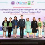 ปลัดกระทรวง อว. มอบเกียรติบัตรแก่ผู้บริหารศูนย์รวมผู้เชี่ยวชาญ (Hub of Talents) และศูนย์กลางความรู้ (Hub of Knowledge) ที่นำกิจกรรมภาคนิทรรศการและภาคการประชุมร่วมงานอว.แฟร์ 2025