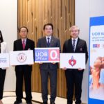 คืนรอยยิ้มและต่อลมหายใจ ยูโอบีเปลี่ยนยอดผ่อนชำระ 0% ช่วยชีวิตเด็กไทยกว่า 100 ราย เงินสมทบจากยอดใช้จ่ายที่เลือกผ่อน 0% จะสนับสนุนการผ่าตัดหัวใจในเด็ก การรักษาผู้ป่วยปากแหว่งเพดานโหว่ และการรณรงค์ลดอุบัติเหตุทางถนน