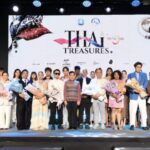 นักท่องเที่ยวไทย-เทศ แห่ชมงาน “THAI T’REASURES by Amazing Thailand” ททท.จัดใหญ่ชู “ของดีประเทศไทย” ผสานแฟชั่นไทยร่วมสมัย ดึง 8 ดีไซเนอร์–ICONCRAFT–อัญมณีไทย สู่รันเวย์ “แฟชั่นไทยแท่“